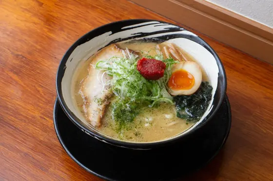 辛味噌らーめん。上に辛味噌、味玉と青ねぎ