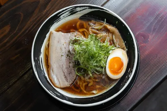 濃口の醤油らーめん。チャーシューと味玉