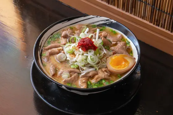 味噌ホルモンらーめん。柔らかいホルモンと白ねぎと味玉