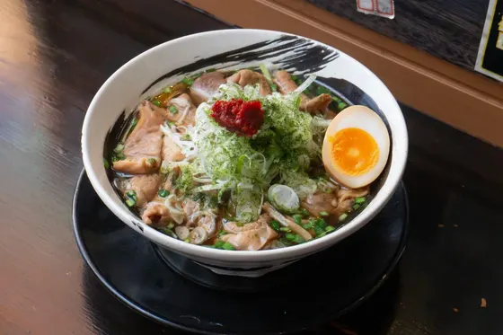 醤油ホルモンらーめん。ホルモンと青ねぎと味玉