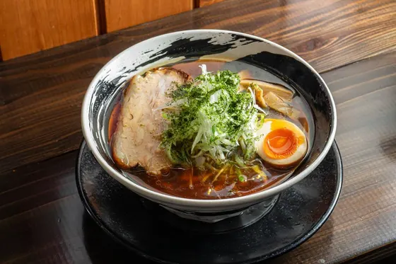 醤油らーめん。チャーシューと青ねぎと味玉