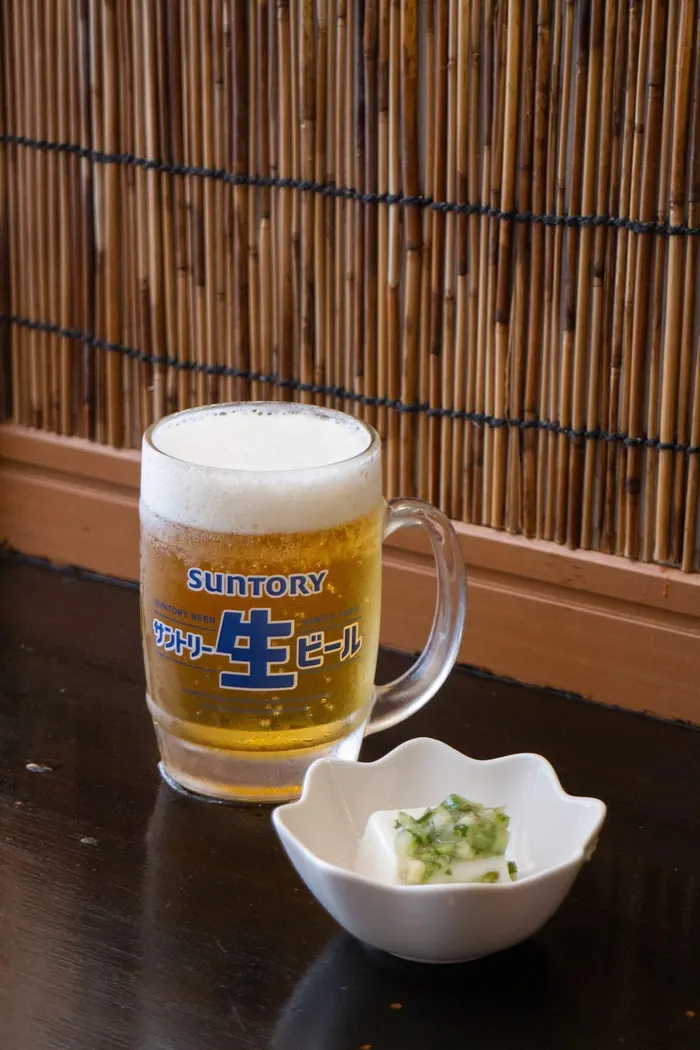 生ビールのジョッキと小鉢
