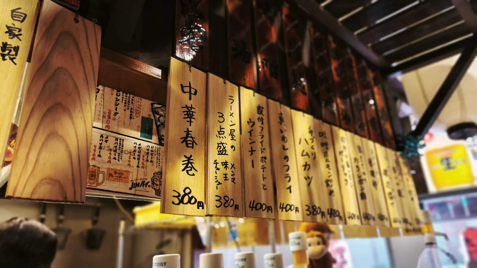 店内に下がる木札のお品書き