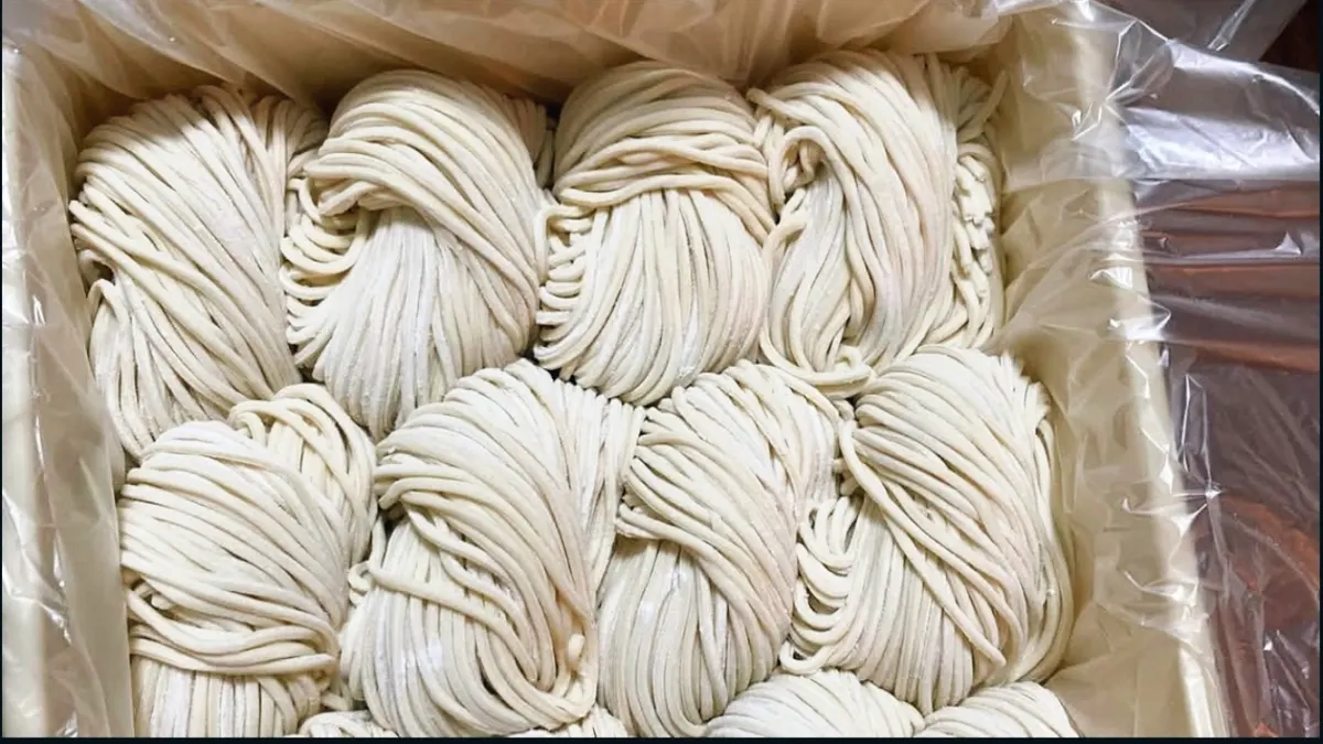 箱に並んだ打ち上がりの麺の玉