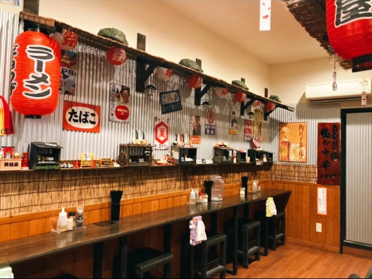昭和レトロな店内。赤ちょうちんと古い看板、木のカウンター